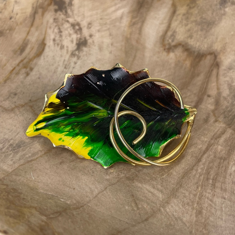 Vintage Green Leaf Gold Circular Wire Brooch